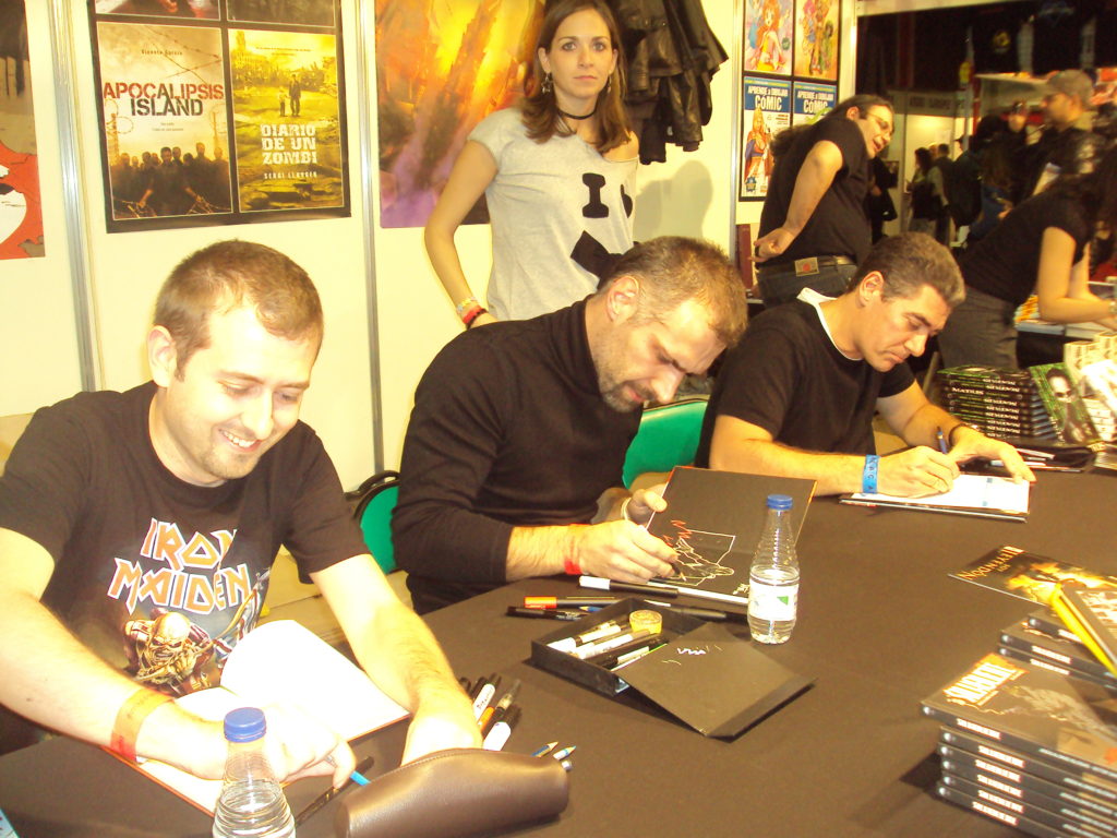 Victor Santos, Jesús Alonso Iglesias y Enrique Vegas firmando bajo la atenta mirada de Rocio.